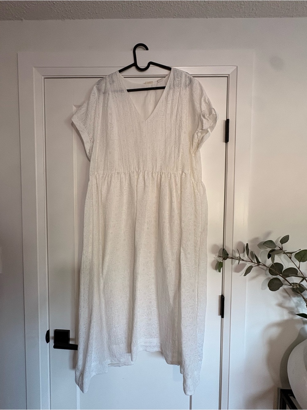 Levi's White V-Neck Textured Midi Dress